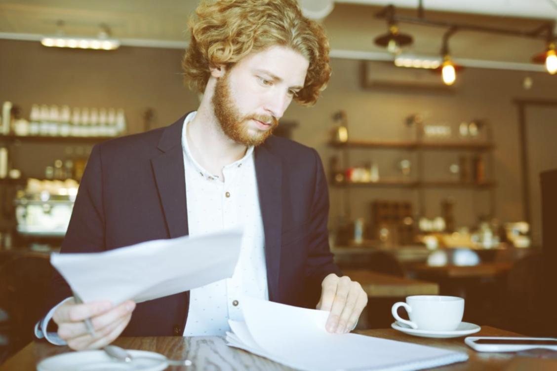 Optimaler Arbeitsplatz für Videobearbeitung mit organisierter Lernumgebung